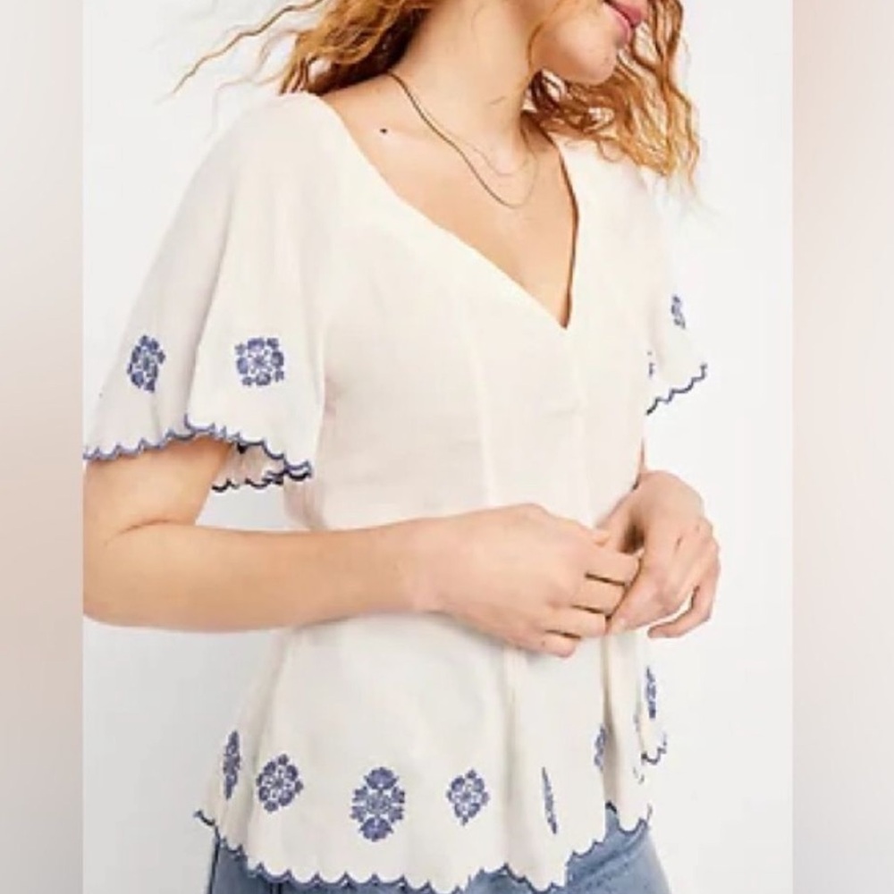Old Navy Embroidered Short Sleeve Blouse V-neck Crème de la Crème Medium Tall
